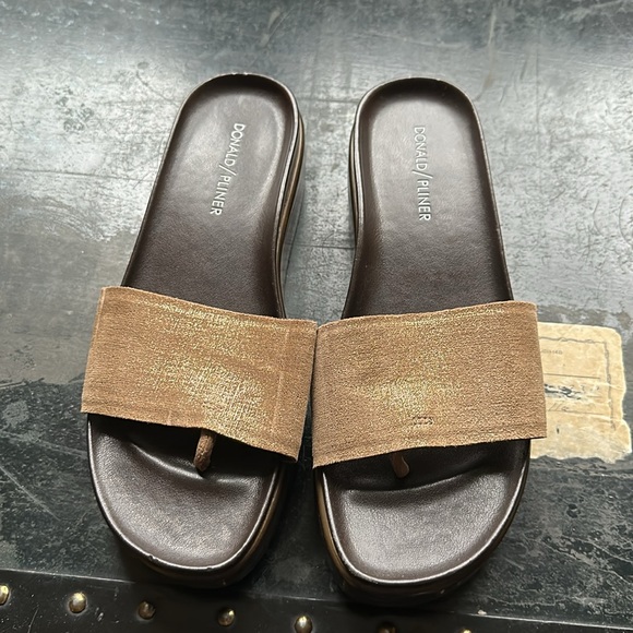 Donald J Pliner slides - Picture 3 of 8